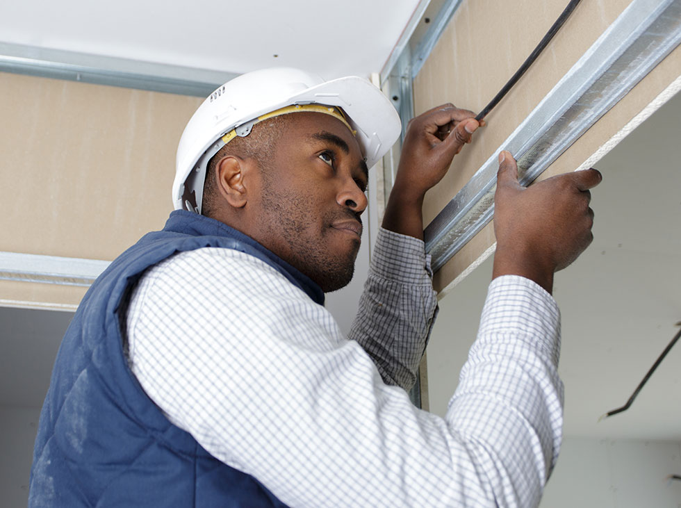 Professionnel électricien intervenant dans le secteur du bâtiment en Outremer