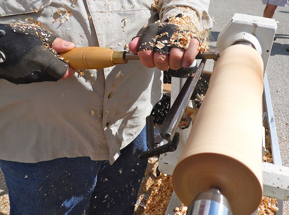 Travail du bois sur tour dans le métier de l'ameublement