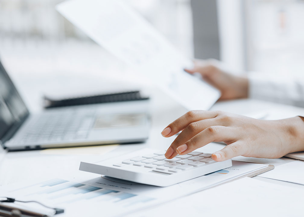 calcul des grilles de salaires BTP et matériaux de construction avec calculatrice et ordinateur