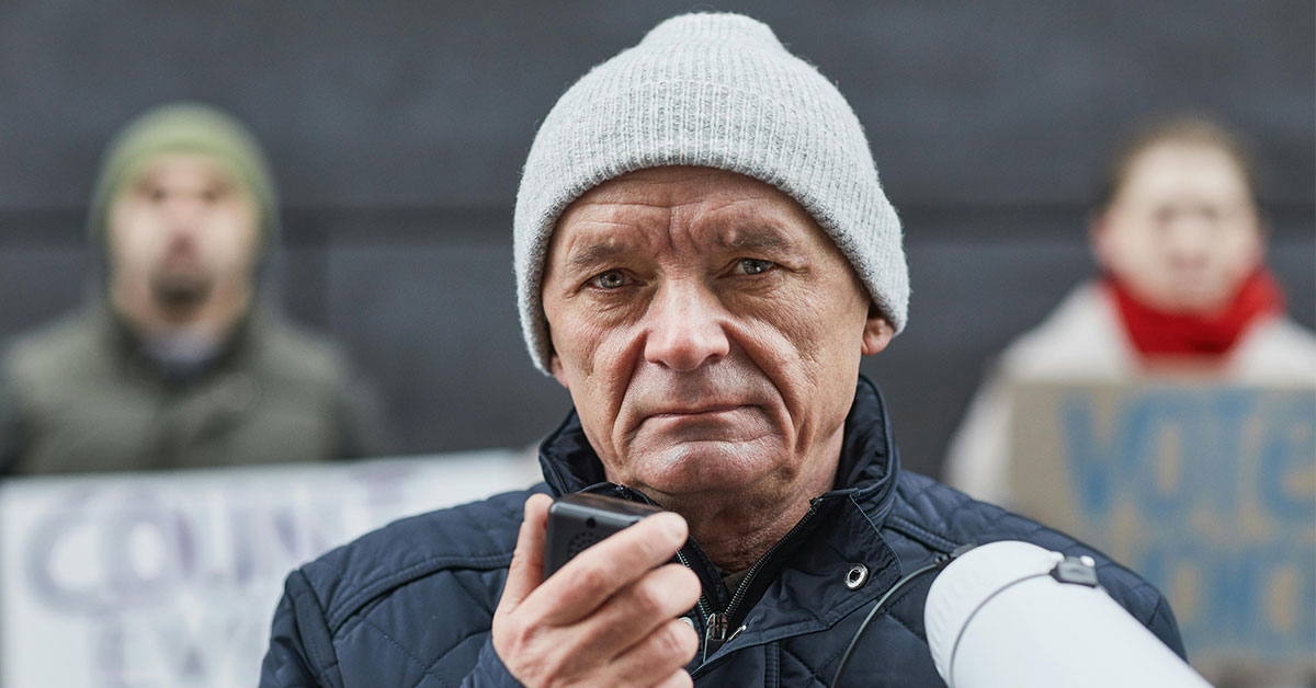 Manifestant avec megaphone