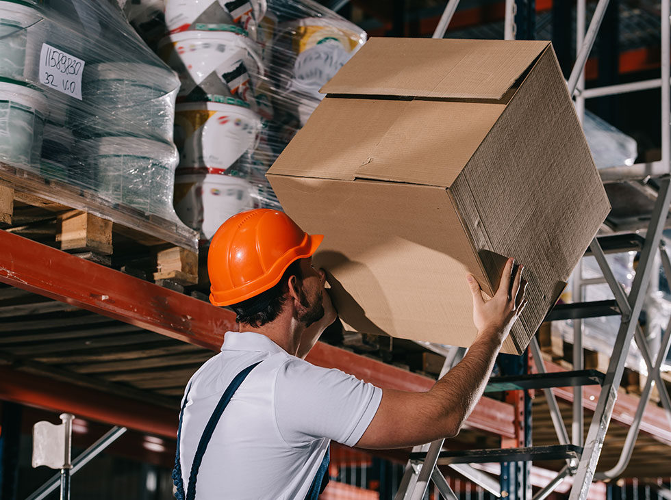 employé dans un entrepôt de matériaux de construction